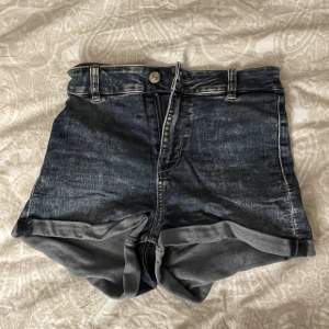 Har två olika jeans shorts dom på första bilden är storlek 34 och dom på andra bilden är storlek 32💕 båda i bra skick och väldigt snygga på