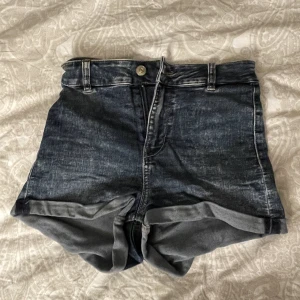 Shorts - Har två olika jeans shorts dom på första bilden är storlek 34 och dom på andra bilden är storlek 32💕 båda i bra skick och väldigt snygga på