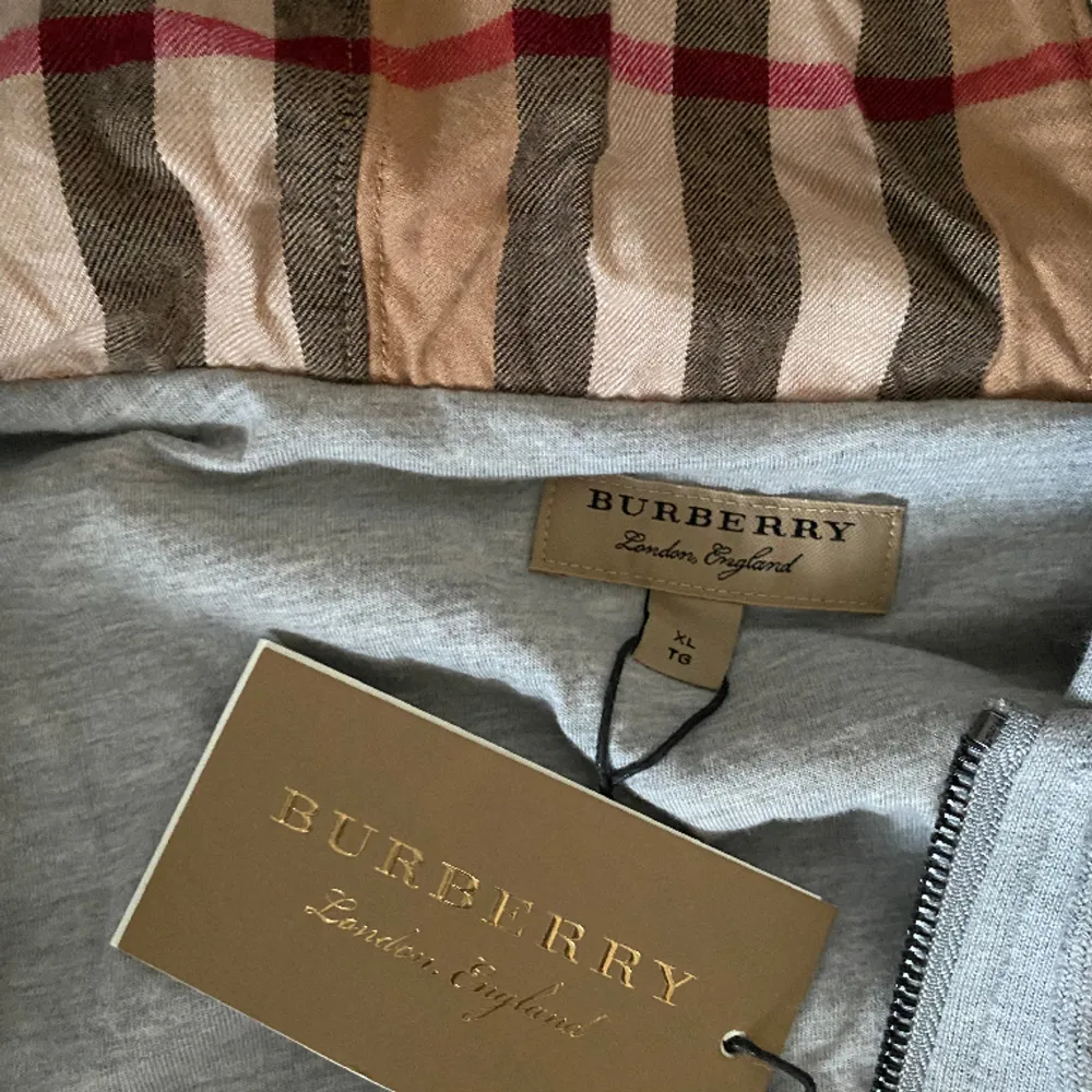 Säljer min burberry kofta då den ej passar (1:1) Stl : XL Pris : 700 Kan gå ner vid snabb affär. Hoodies.