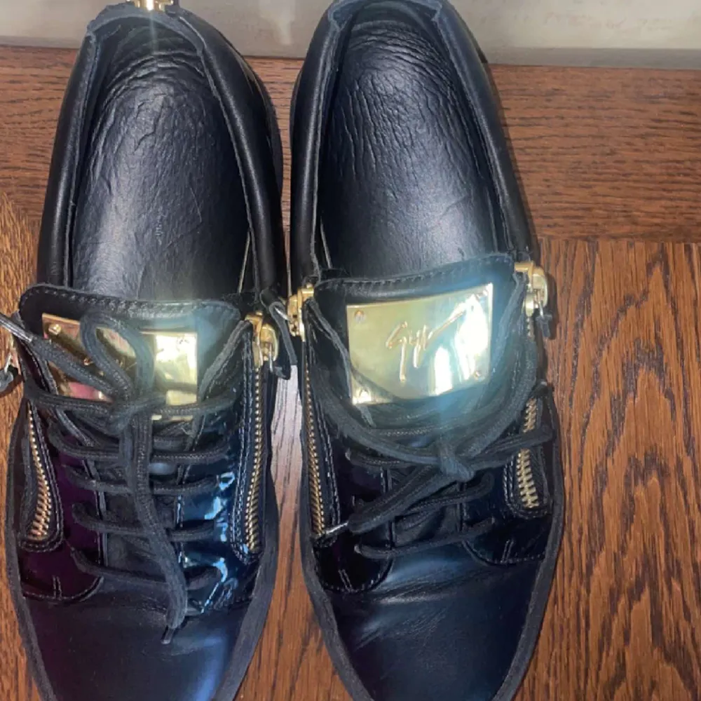 Ett perfekt par skor för vintern för att det är svart läder. Använda runt 6-7 gånger. Inget OG tillkommer. Skor.