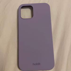 Skal i silikon från Holdit. Passar iPhone 12.  Pastell lila.  Fint skick, knappt använd