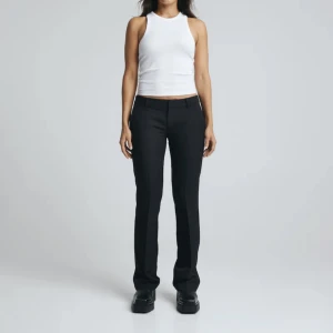 Bik bok lågmidjade  - Säljer mina lågmidjade kostymbyxor från bik bok då dom inte kommit till användning mer än en gång. Storlek 40 men väldigt små i storleken passar på en med 36 