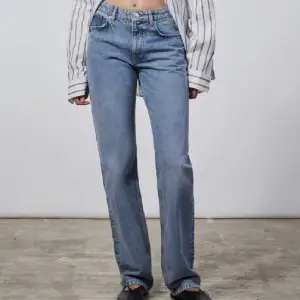 Säljer dessa trendiga zara jeans! Som nya och jättesköna och snygga❤️