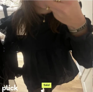 Blus - Jättefin marinblå blus från meet me there. Inga defekter alls och är i jättebra skick. Storlek xxs/xs. ❤️(lånade bilder skriv för egna)