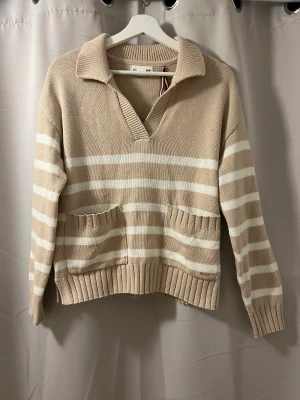 Stickad randig tröja  - Jätte fin stickad tröja från Lindex. Använd men i mycket fint skick. Storlek xs men skulle säga att den passar åt s hållet mer💕