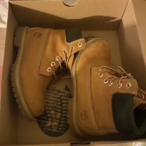 Timberland 36 - I fint skick, använt några få gånger. Det står storlek 37 men de känns som en 36.