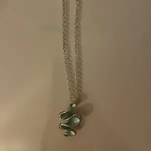 Halsband i en ”silverkedja” med blå-diamant berlock! Den är justerbar.
