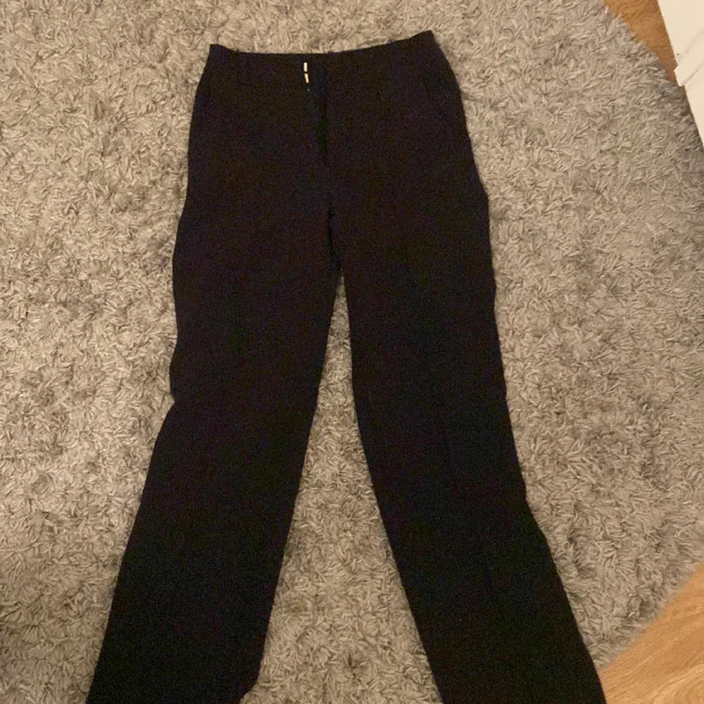 Kostymbyxor från Madlady🖤 Använda ett par gånger, säljer eftersom dom inte kommit till användning🖤Köpt för 600kr. Jeans & Byxor.