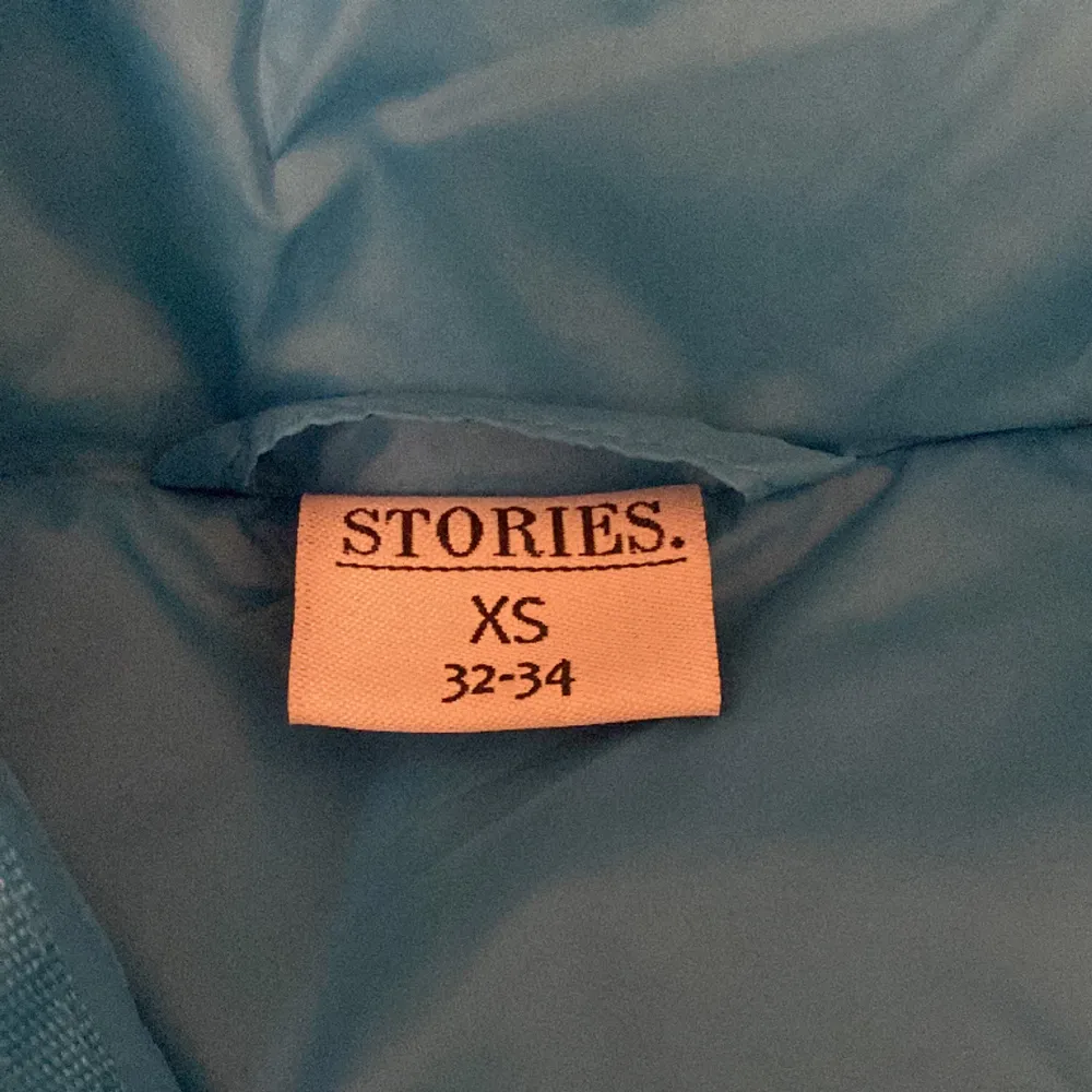 Min oanvända jacka från Stories med lappen kvar. Köpte den förra vintern men den kom aldrig till användning💙 Köpte den för 450kr💙. Jackor.
