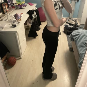 Juicy byxor svarta - Dem är helt oanvända. Jag köpte dem av en annan på Plick men blev lite missnöjd! Hon sålde dessa byxor för 400kr jag säljer för 300kr men priset kan diskuteras och ändras! Dem är i strålande skick och köparen betalar frakten eller möter upp mig! Kontakta