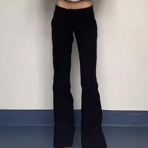 Low waist kostymbyxor - Trendiga kostymbyxor från bikbok i designen ”Vera”. Mycket bra skick. Varsamt använt. Säljer pga de har blivit för små för mig. Köpt för 500kr