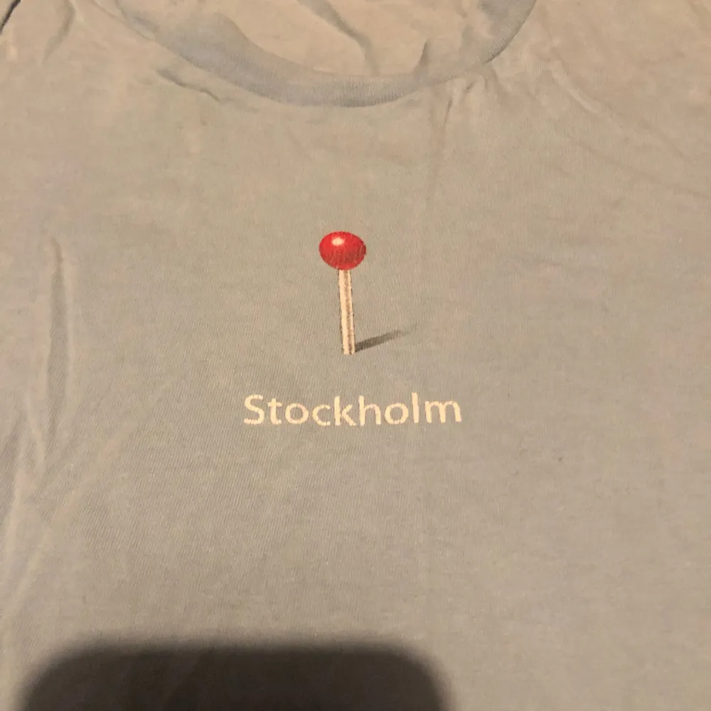 Ljusblå Stockholm t-shirt, använd en del men är i mycket gott skick. T-shirts.