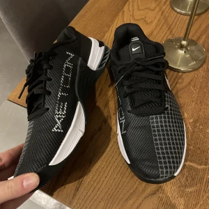 Metcon 8 - Säljer mina Metcons 8, som tyvärr är för stora och endast använda en gång då jag inte kunde skicka tillbaka dem! Ordinarie pris 1400kr :)