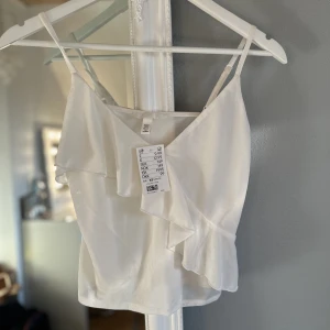 Linne med volang - Superfint linne med volang. Köptes i maj men aldrig använt🌸