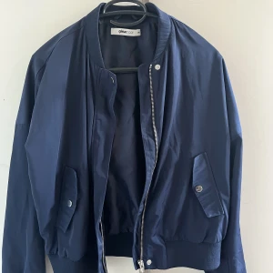 Bomberjacka - Mörkblå tunn bomberjacka från Gina Tricot. Används inte. 