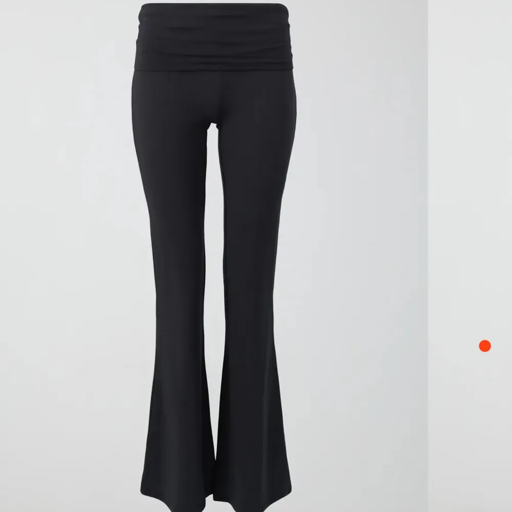 Säljer dessa fina trendiga yoga byxor för att jag har köpt i fel storlek och glömt lämna tbx.☺️ Testat dom 2 gånger🩷. Jeans & Byxor.