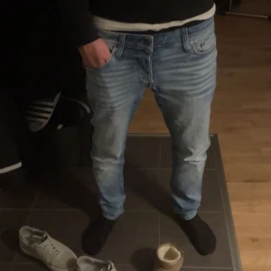Jack & Jones jeans - Riktigt snygga Jack & Jones jeans i riktigt bra skick för endast 200kr  Tveka inte på att höra av dig🙌🏻