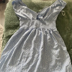 Klänning - En blå gullig sommarklänning med knytning vid bysten