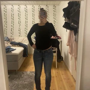 Levi’s super low waist jeans - Detta är ett par vintage super low waist skinny jeans. Dom är i använt skick men superfina. Storleken är 25 vilket är ungefär S. Jag säljer jeansen på grund av att dom är lite för små för mig. Priset kan diskuteras💕