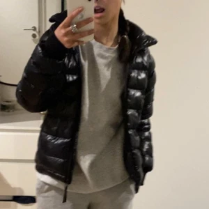 Peak performance Jacka - Tröttnat på jackan. Använt i bra skick inga skador på jackan❤️. Skriv för mer bilder💕förslå pris tack! Nypris 1500kr mitt pris 800kr