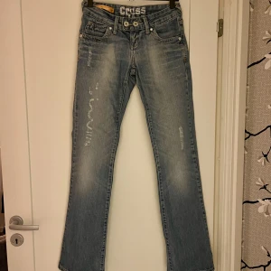 Sypersnygga lågmidjade jeans med botcut!💕 - Storlek W26 L34 men skulle säga att de passar storlek 34/32. Obs! Lite krånglig dragkedja