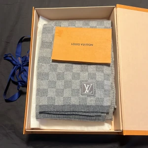 Louis vuitton halsduk  - En jätte fin äkta Louis vuitton halsduk jag fått i present men använder aldrig. Är i ny skick utan defekter. Ny pris 5000:-