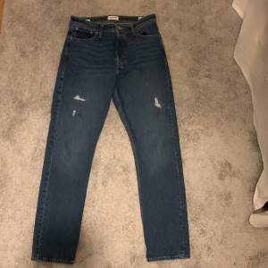 Säljer dessa as snygga jack and Jones jeans. Använda Max 3 gånger och skicket är 10/10. Dunder passform och köpta för 600kr. Säljer nu för 250kr. W30 L32