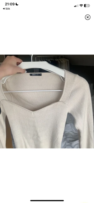 Gina Tricot topp - Superfin topp från Gina Tricot som är slutsåld, nypris 400kr. Den har slits på armarna