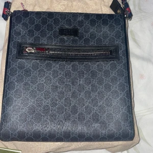 Gucci väska  - Säljer min Gucci väska köpt för ett år sen o knappt kommit till användning tyvär så gör ett försök och sälja den nu