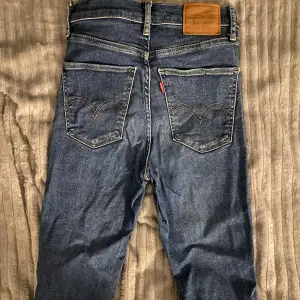 Levis skinny jeans i storlek 25x28 passar en xs/s, fint skick