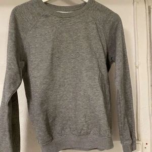 Sweatshirt - Storlek Xs 50kr frakt tillkommer 