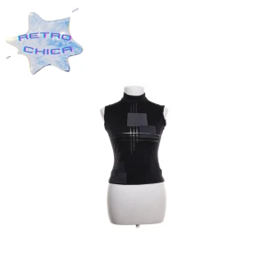 Svart topp - Upptäck 90-talets och tidiga 2000-talets charm med denna tröja. Ett perfekt stildopp i retrovibbar som tar din look tillbaka till en tid av tidlös coolhet 