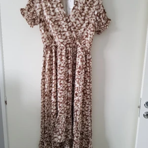 Klänning (Ny) "Lilie Rose" strl M/L - Ny klänning, strl M/L