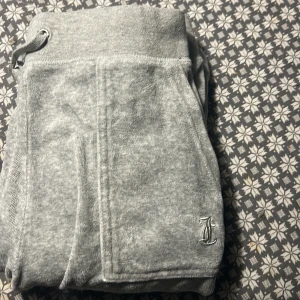 Juicy Couture - Säljer dessa gråa Juicy Couture byxor i storlek S. Då byxorna inte har kommit till användning längre 