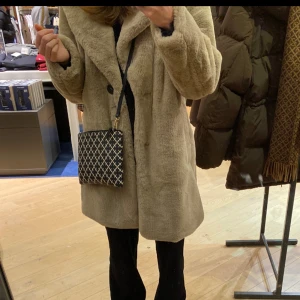 Teddybear jacka - Teddy/ fluffig jacka från zara. I nytt skick!! Så så mysig och även varm