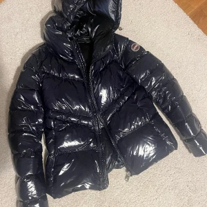 Colmar dunjacka  - Säljer min superfina dunjacka från Colmar som är slutsåld överallt. Den är i mycket bra skick och använd ca 5 gånger, säljer pga att jag hittat en annan jag vill köpa. Nypris 6000kr. Jag fraktar gärna eller möts upp i Stockholm, hör av er vid frågor💕