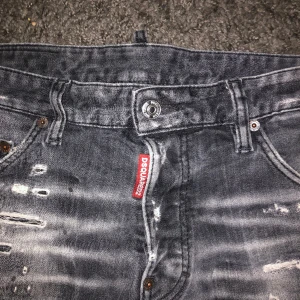 Dsquared2 jeans lite slitna  - Dsquared jeans storlek 48 är inte bra på dsq storlekar men sitter som 31/30 