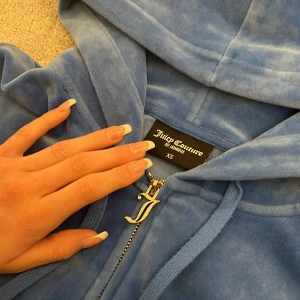 Juciy couture  - Säljer mkn super fina juciy tröja för den inte längre är min stil! Inga defekter och är supermysig😍 hör av er för fler frågor eller vid eventuellt köp💕