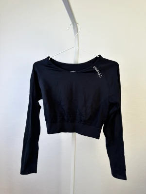 ICIW träningströja  - Croppad tröja från ICIW. Storlek M. Superskönt material och bra längd på den