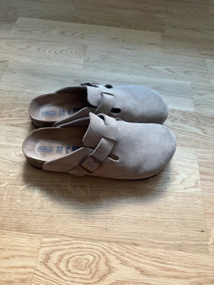 Birkenstock Boston  - Birkenstock Boston i storlek 44. Endast använda ett par gånger (perfekt skick). Kommer med box!