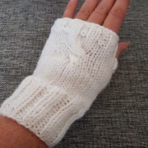 Nya vita torgvantar med mönster stl S/M - Julklappstips! Ett par nya vita torgvantar är just klara! Jag har stickat dem i ett garn som är varmt och skönt, men inte stickigt. Kan tvättas i 40 grader. Följ mig så ser du nya annonser!