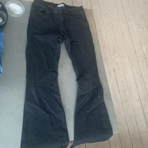 Svarta jeans  - Fina svarta jeans från Lindex i storleken 152. Dem heter ”Freja” och är bootcut med lite Low Waist. Använda ganska många ggr men är i väldigt bra skick . Dem är väldigt stretchiga och bra. Jag har 2 likadana. Priset går absolut att diskutera.