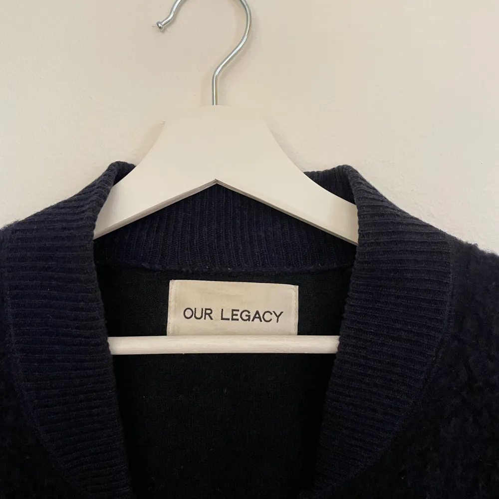Jag säljer min Our legacy-tröja, Italian Wool (70%) och i perfekt skick.   Storlek: 50 (S/M) Färg: Navy Material: 70% Italian Wool - 30% Polyester  Skick: Mycket Bra Sex: Man . Tröjor & Koftor.