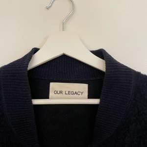 Jag säljer min Our legacy-tröja, Italian Wool (70%) och i perfekt skick.   Storlek: 50 (S/M) Färg: Navy Material: 70% Italian Wool - 30% Polyester  Skick: Mycket Bra Sex: Man 