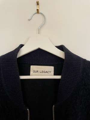 Our legacy - Relaxed Italian Wool Sweater - Jag säljer min Our legacy-tröja, Italian Wool (70%) och i perfekt skick.   Storlek: 50 (S/M) Färg: Navy Material: 70% Italian Wool - 30% Polyester  Skick: Mycket Bra Sex: Man 