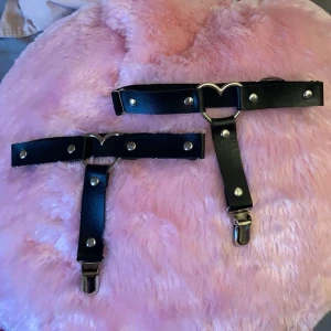  Accessoar - Helt oanvända köpt på shein ordinarie pris 45kr säljer båda för 30kr dem är sjysterbara ! 🤍🩷”OBS skriver Xs i anonsen så denna annons kan laddas upp” som sagt de är ingen storlek på dem