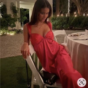 Söker! - SÖKER! Skriv jättegärna till mig om du har denna klänningen/en liknande❤️