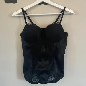 Korset top - Super snygg korset top🖤 Jätte fina små detaljer🖤 Tyvärr så passar den inte mig så säljer den 🥲Osäker på exakta storleken på kupan, men gissar D