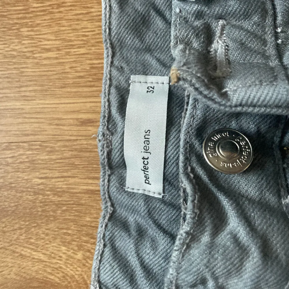 Gråa raka jeans storlek 32 priset kan diskuteras . Jeans & Byxor.
