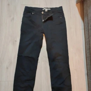Svarta jeans zara  - Super fina svarta jeans från vinted som ej passar mig, därav säljer jag